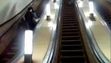 Humour: Un malade dans un escalator